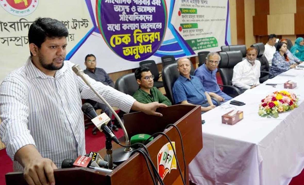 সাংবাদিকদের কল্যাণে কাজ করার আশ্বাস তথ্য উপদেষ্টা মাহফুজের