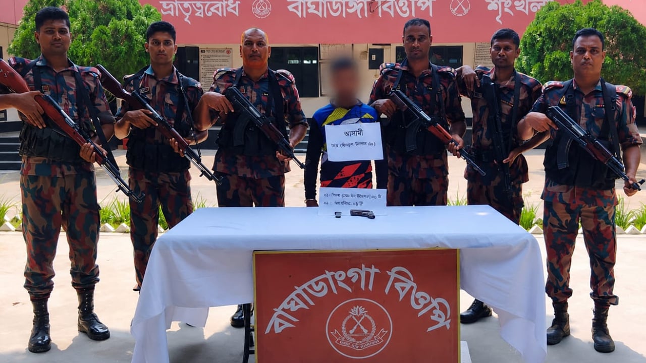 মহেশপুর সীমান্তে বিদেশি পিস্তল ও ম্যাগাজিনসহ আটক ১
