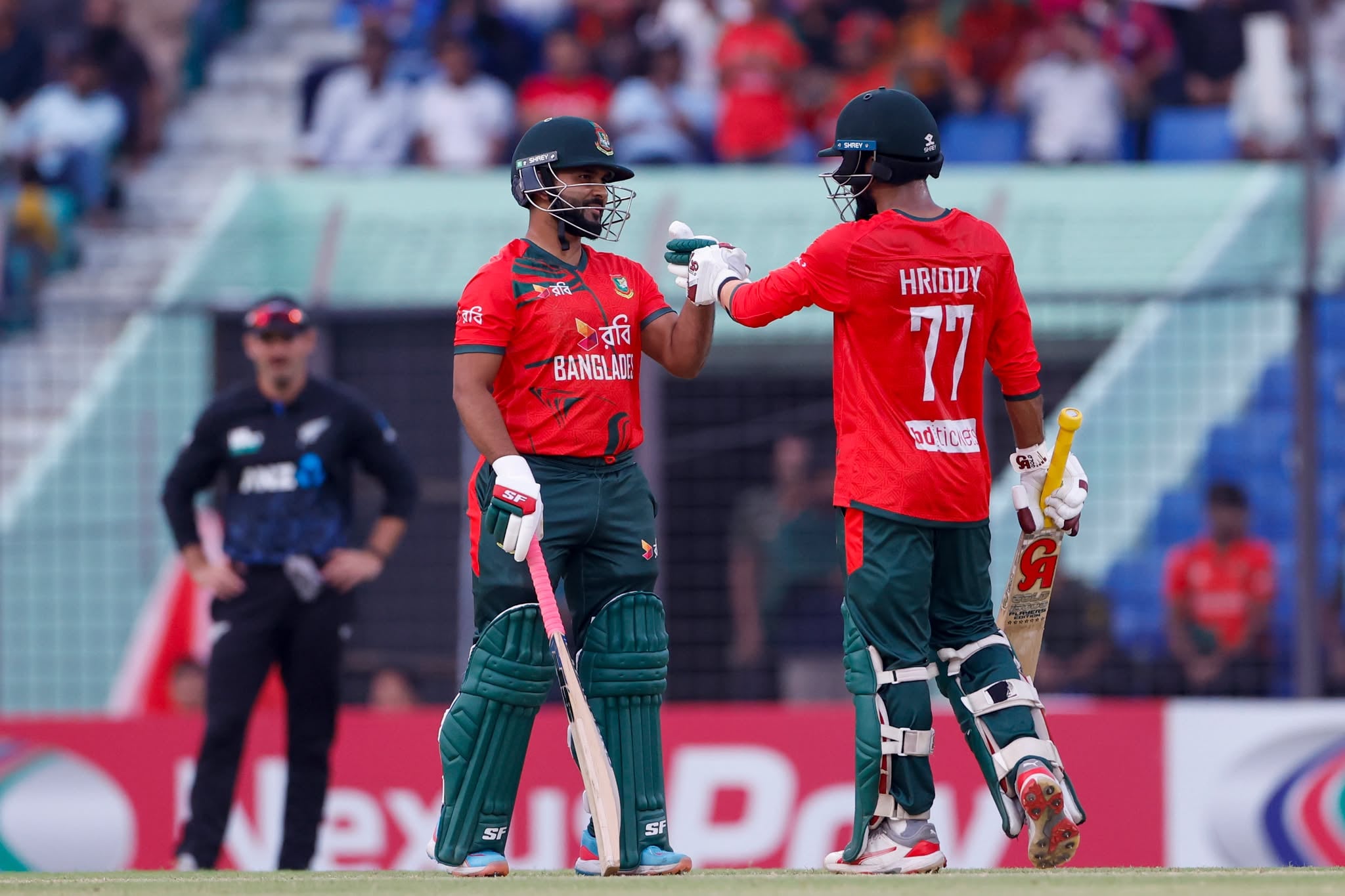 মাঝের ওভারে বদলে গেছে ম্যাচের ভাগ্য