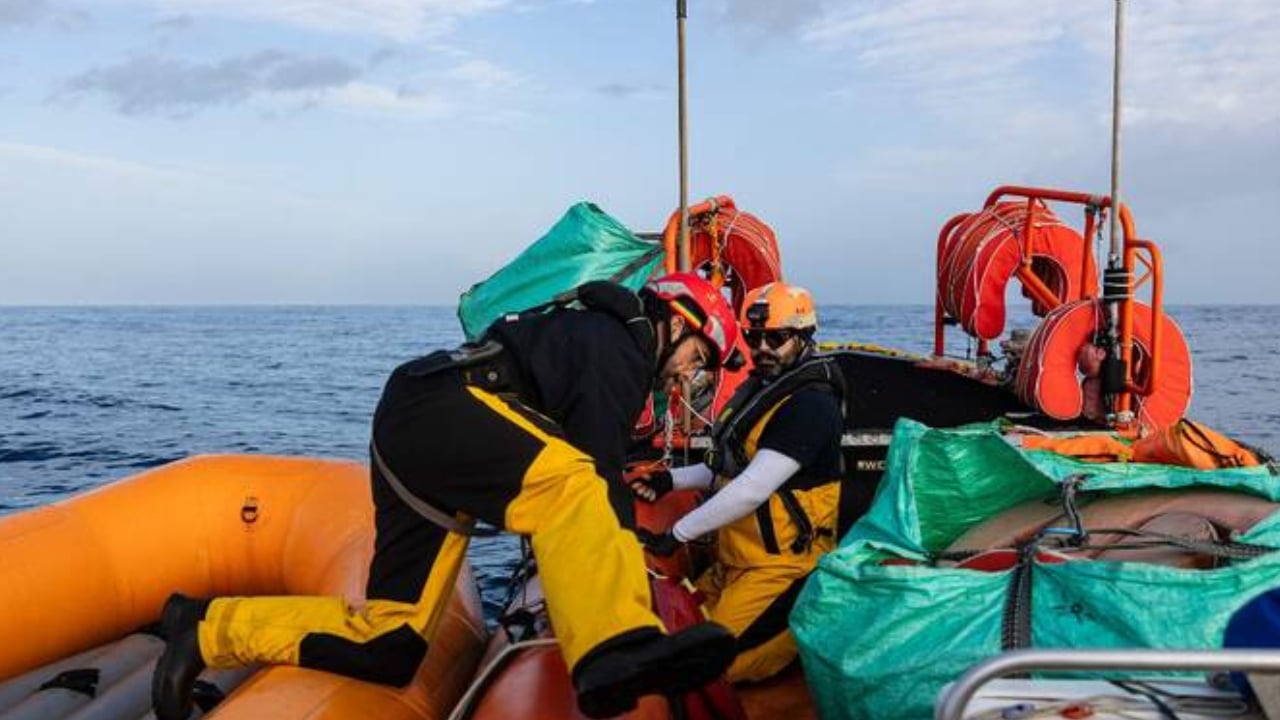 গ্রিসের উপকূল থেকে ১৩১ অভিবাসী উদ্ধার