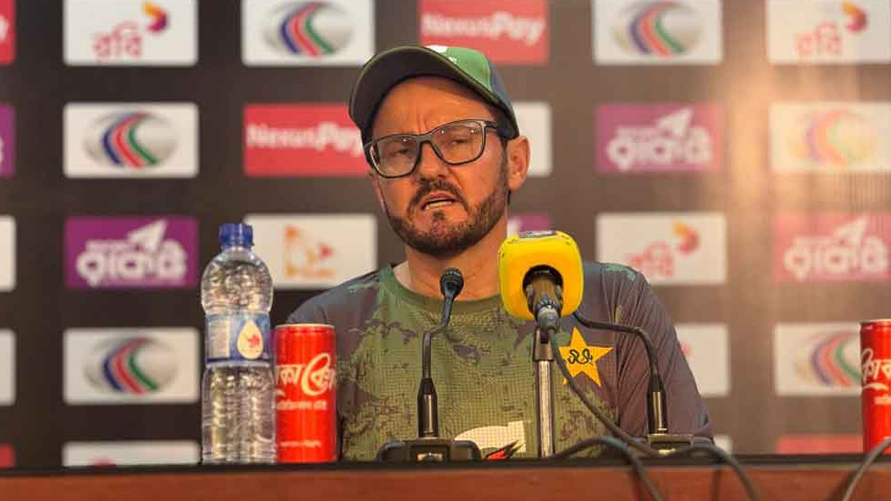 মিরপুরের উইকেটের সমালোচনায় হেসন