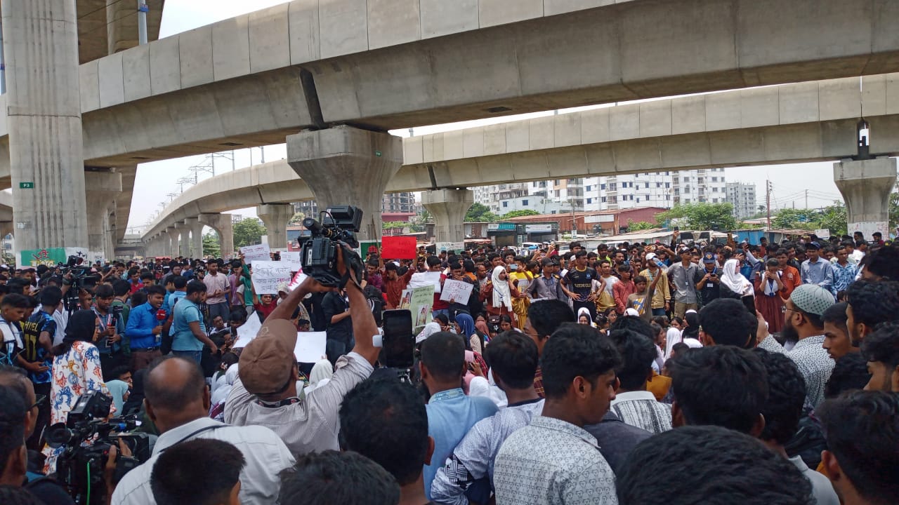 ৬ দাবিতে মাইলস্টোন শিক্ষার্থীদের বিক্ষোভ