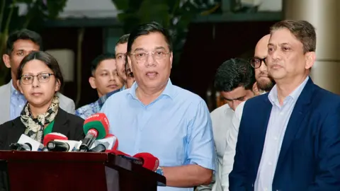 শাহজালালে ১৫ মিনিটেই লাগেজ পাচ্ছেন যাত্রীরা: বিমানমন্ত্রী