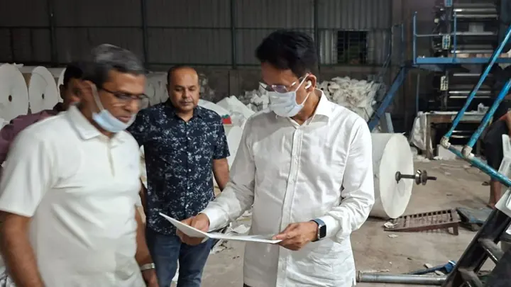 ছাপাখানায় মধ্যরাতে শিক্ষামন্ত্রী, যাচাই করলেন বইয়ের মান