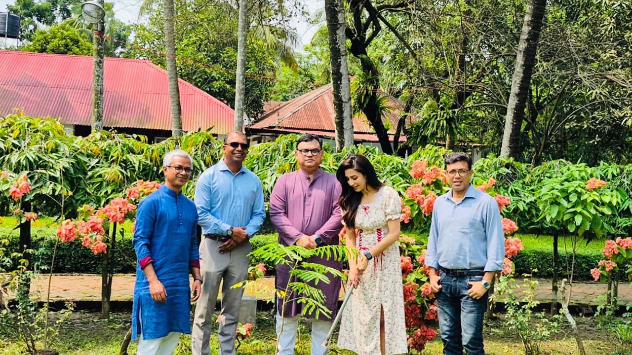 ‘আসুন আমরা প্রত্যেকে একটি করে গাছ রোপণ করি’