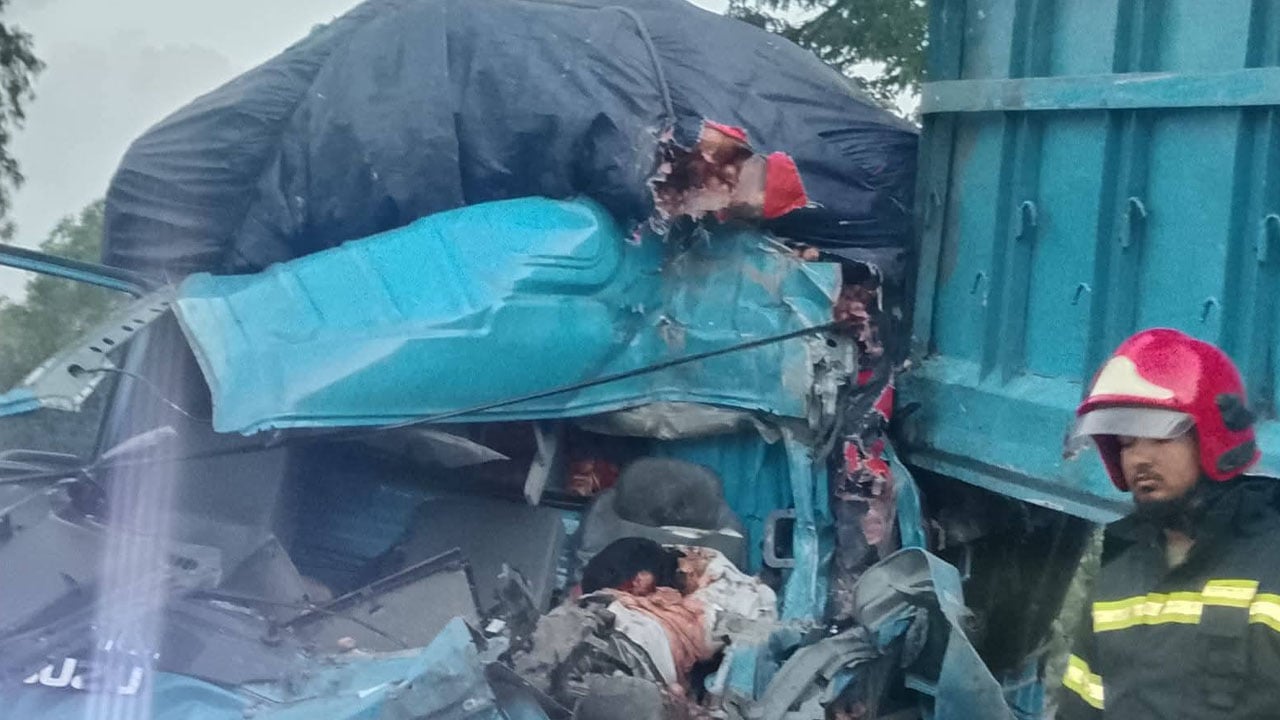 ট্রাকের পেছনে আরেক ট্রাকের ধাক্কায় হেলপার নিহত