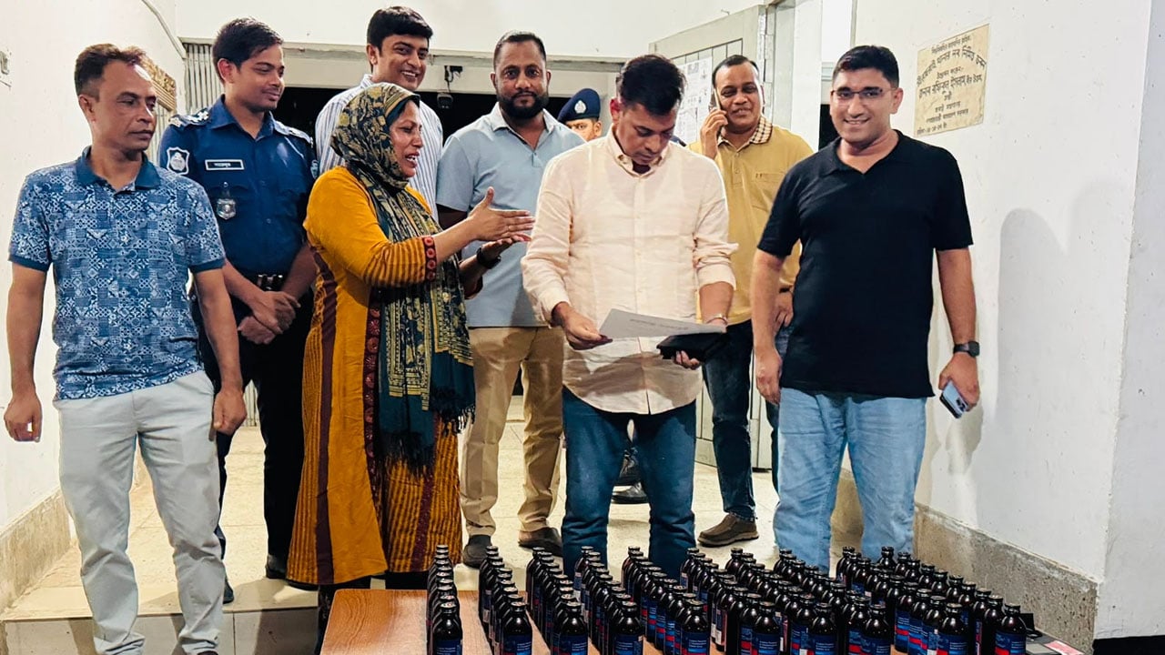 মিরসরাইয়ে পুলিশের ধাওয়ায় গাঁজা-ফেনসিডিল রেখে পালাল মাদককারবারিরা