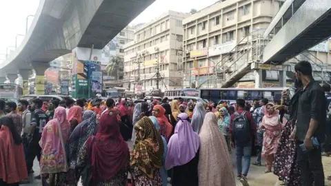 মিরপুর-১০ নম্বরে দুই ঘণ্টা অবরোধের পর সড়ক ছাড়লেন পোশাকশ্রমিকেরা
