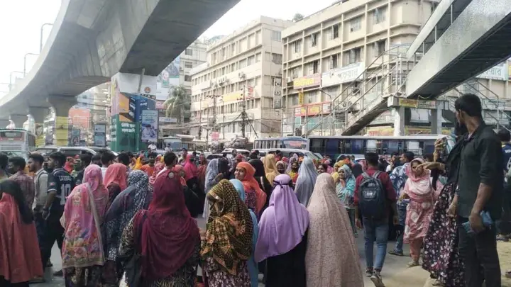 মিরপুর-১০ নম্বরে দুই ঘণ্টা অবরোধের পর সড়ক ছাড়লেন পোশাকশ্রমিকেরা