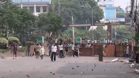মিরপুরে হকার উচ্ছেদ নিয়ে সংঘর্ষ: পুলিশ ও সিটি কর্পোরেশনের  গাড়ি ভাঙচুর ও আগুন