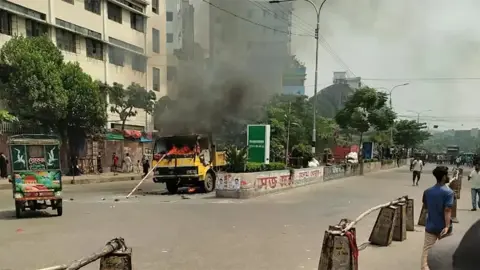মিরপুরে হকার উচ্ছেদ নিয়ে সংঘর্ষ: পুলিশ ও সিটি কর্পোরেশনের  গাড়ি ভাঙচুর ও আগুন