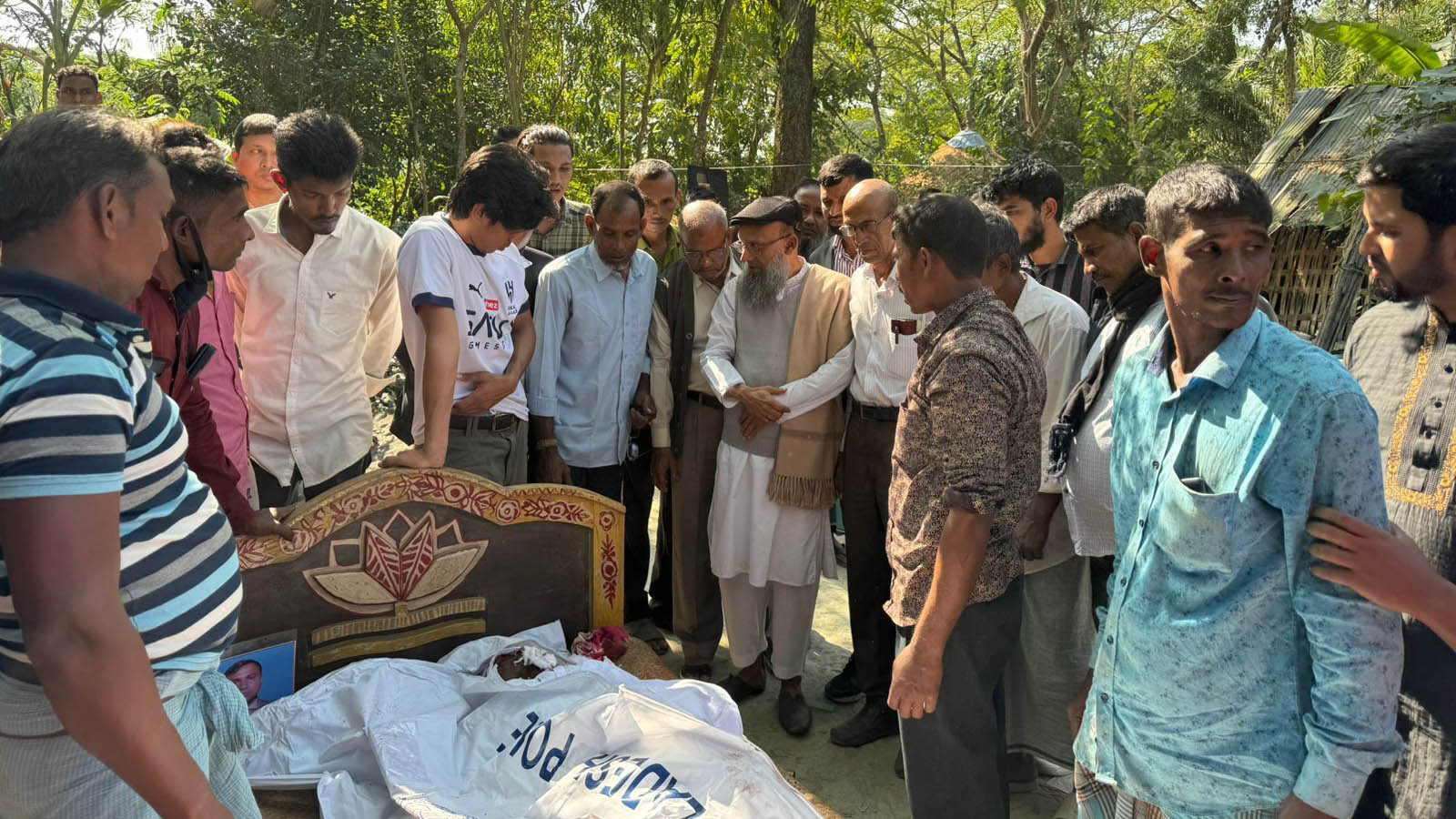 মিরসরাইয়ে বাসচাপায় তিন বন্ধু নিহত