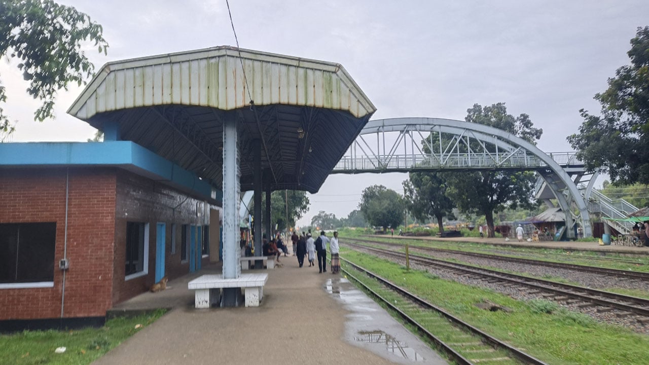 মিরসরাইয়ে চার স্টেশনই বন্ধ, নেই আন্তঃনগর সেবা 