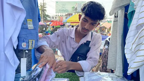 আইনজীবী হওয়ার স্বপ্ন থমকে গেলেও ভ্যানে পোশাক বেচে ঘুরে দাঁড়িয়েছেন ইমাম
