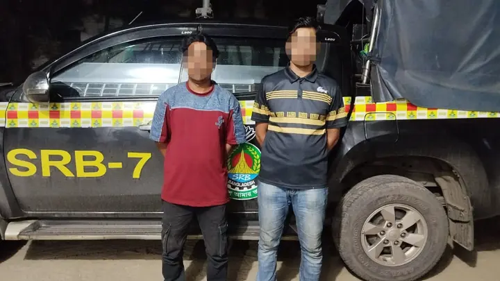 মিরসরাইয়ে বাস থেকে ১৭ কেজি গাঁজাসহ দুই রোহিঙ্গা আটক
