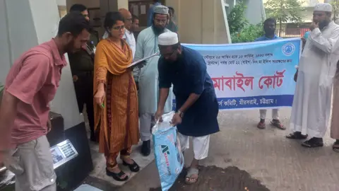 মিরসরাইয়ে ৪৮ কেজি ইলিশ জব্দ, দুই মাছ বিক্রেতাকে জরিমানা