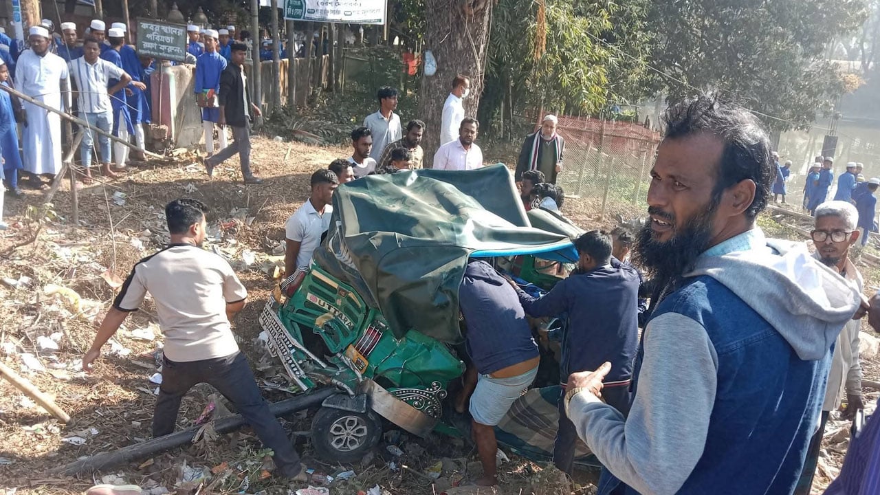 নিয়ন্ত্রণ হারিয়ে অটোরিকশার সঙ্গে ট্রাকের ধাক্কায় দুইজন নিহত