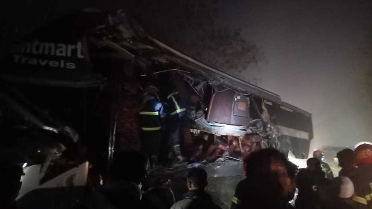 ট্রাকের সঙ্গে বাসের ধাক্কা, নৌবাহিনীর মার্চেন্ট সদস্যসহ নিহত ৩