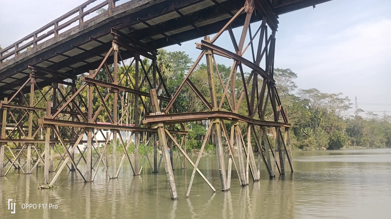 ভাঙা সেতুতে ঝুঁকি নিয়ে এলাকাবাসীর পারাপার