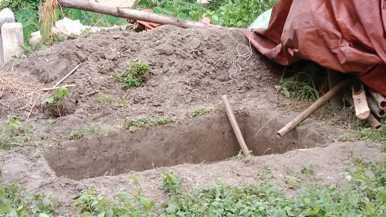 মা-সন্তানসহ তিনজনের পাশাপাশি কবর, বাকরুদ্ধ গ্রামবাসী