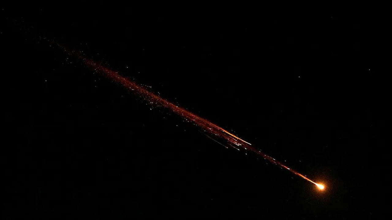 ইরানের ক্ষেপণাস্ত্র হামলায় ইসরাইলের বহু ভবন ক্ষতিগ্রস্ত