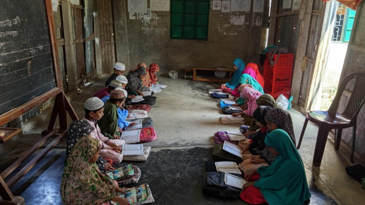 সকালের মক্তবে হাসে বাংলাদেশ