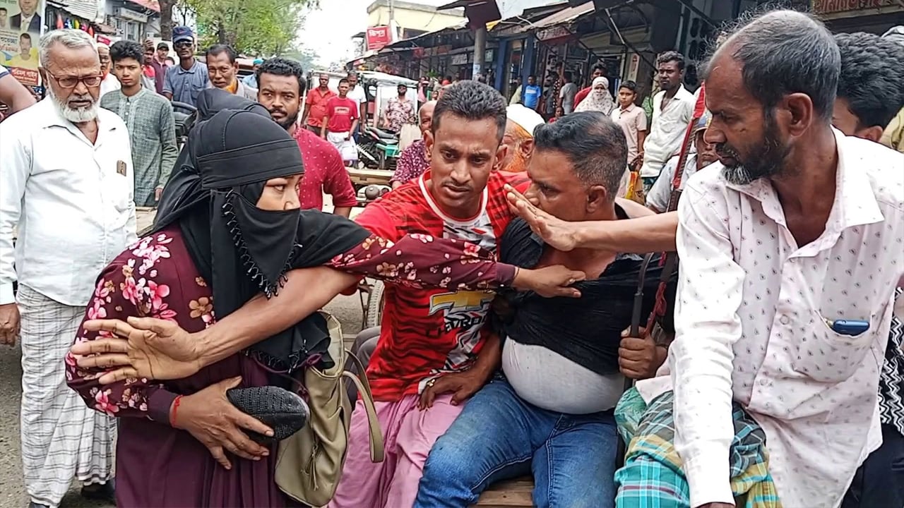 স্ত্রীর নির্যাতনের ভয়ে পালিয়ে থাকা স্বামীকে মারধর