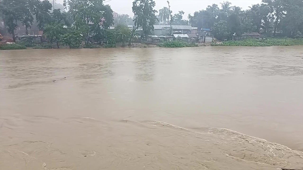 ২৪ ঘণ্টায় মৌলভীবাজারে ১০০ মিমি বৃষ্টিপাত , বাড়ছে নদ-নদীর পানি
