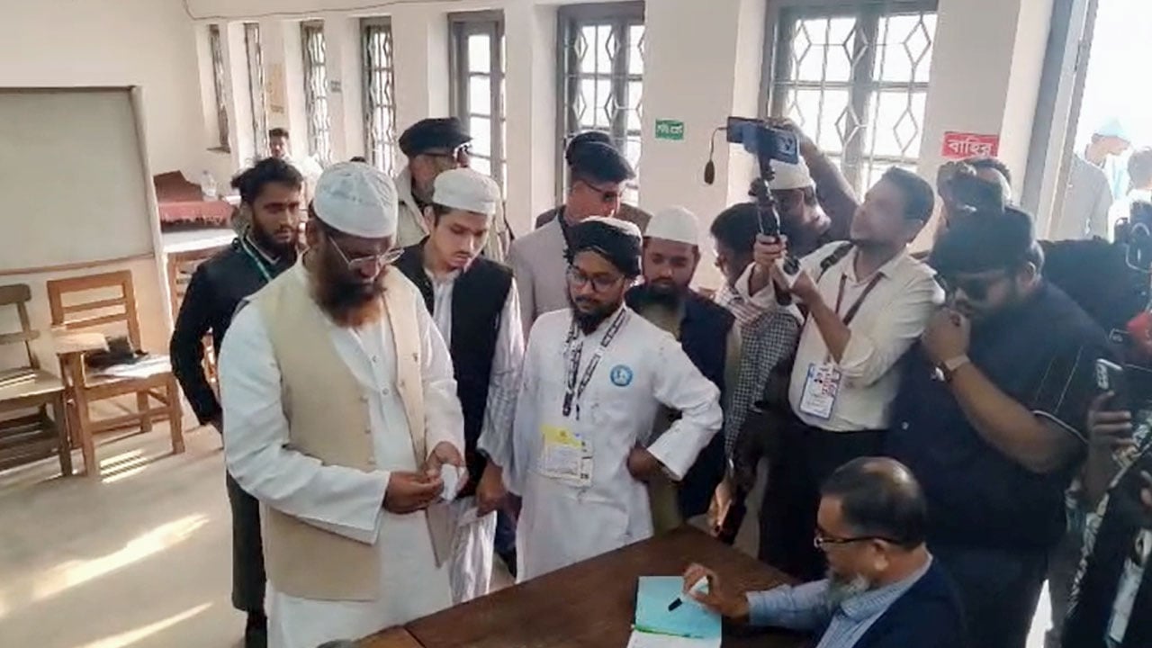 শারীরিক শিক্ষা কলেজ কেন্দ্রে ভোট দিলেন মামুনুল হক