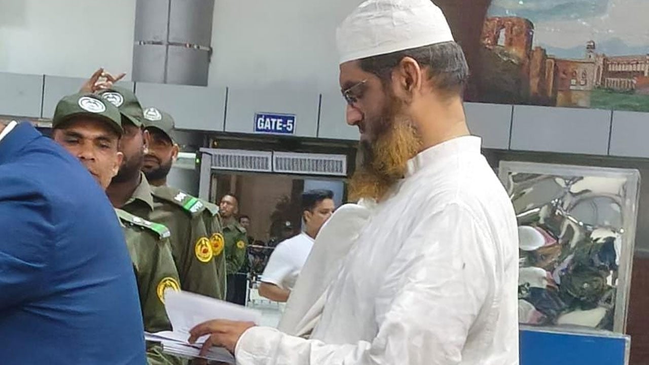 পবিত্র ওমরাহ পালনে গেলেন মামুনুল হক