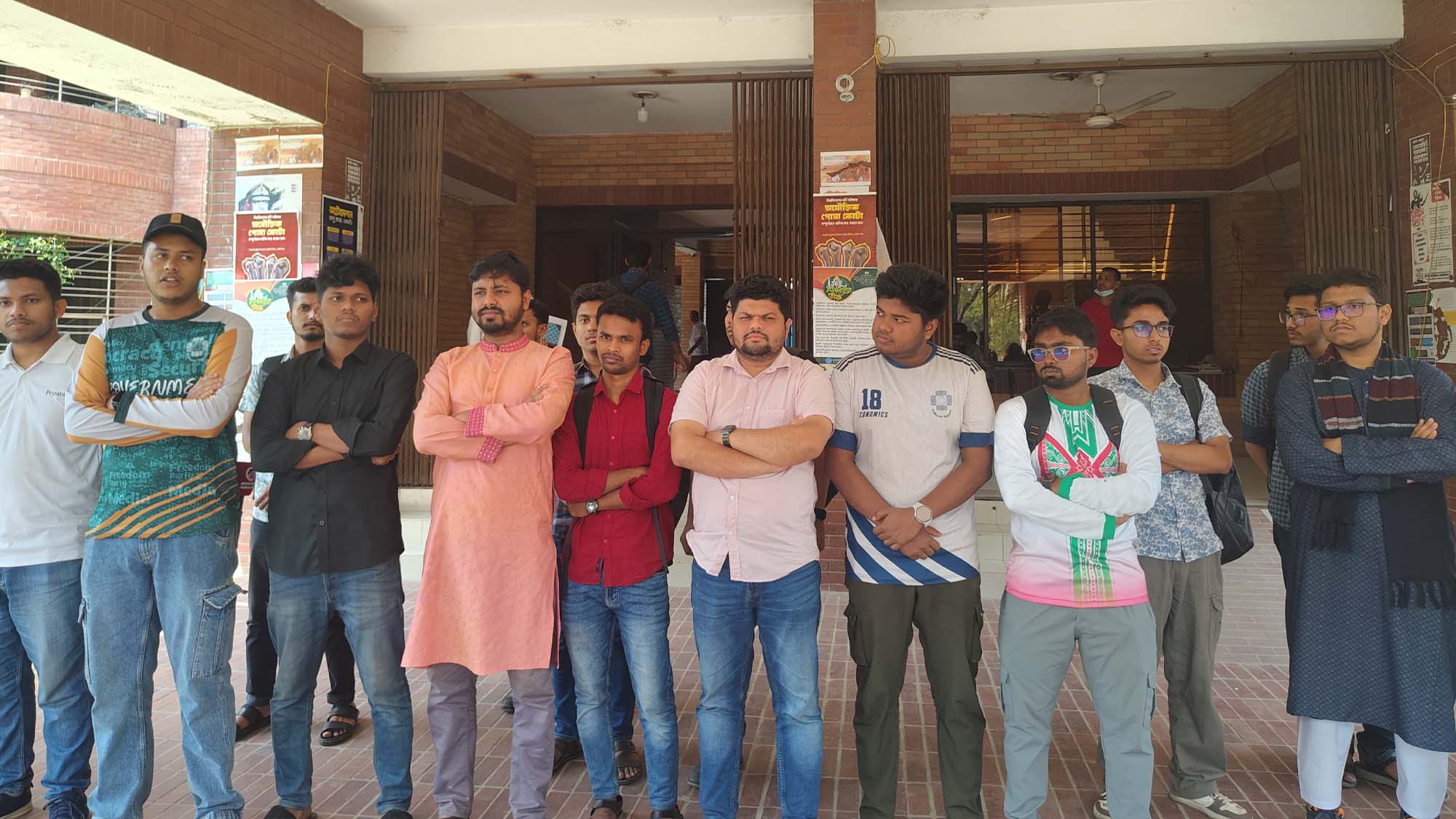 জাবিতে জুলাই হামলাকারীদের বিচারে প্রশাসনের গড়িমসির প্রতিবাদে মানববন্ধন