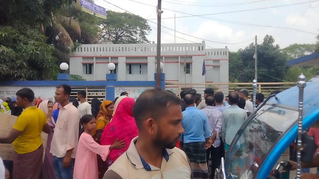 হত্যা মামলার আসামি বিএনপি নেতাকে ছাড়াতে থানা ঘেরাও