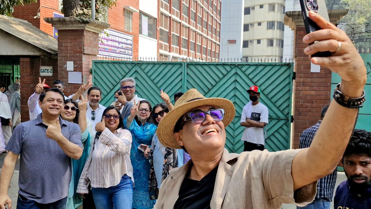 বিভিন্ন কেন্দ্রে নতুন ও পুরাতন ভোটারদের আনন্দ উচ্ছ্বাস