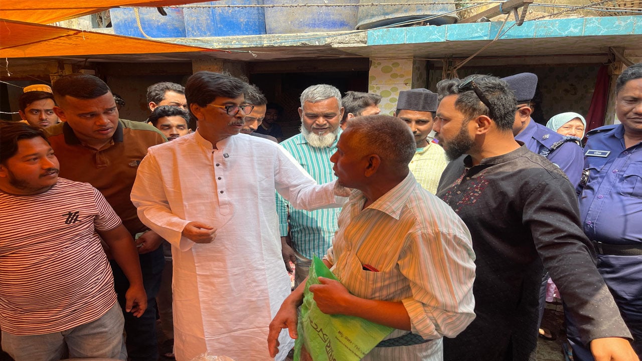 কুমিল্লায় কাঁচাবাজারে কৃষিমন্ত্রী হাজী ইয়াছিন