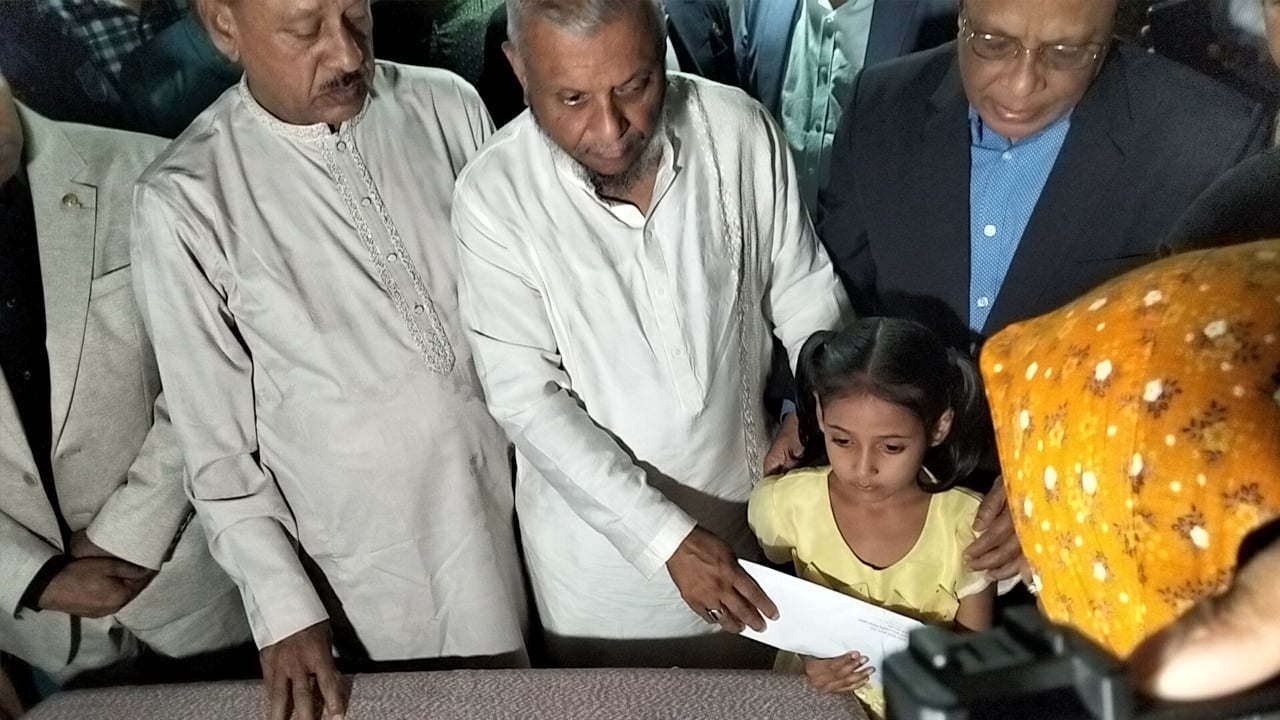 সৌদিতে ক্ষেপণাস্ত্র হামলায় নিহত বাচ্চুর বাড়িতে প্রবাসী কল্যাণ মন্ত্রী