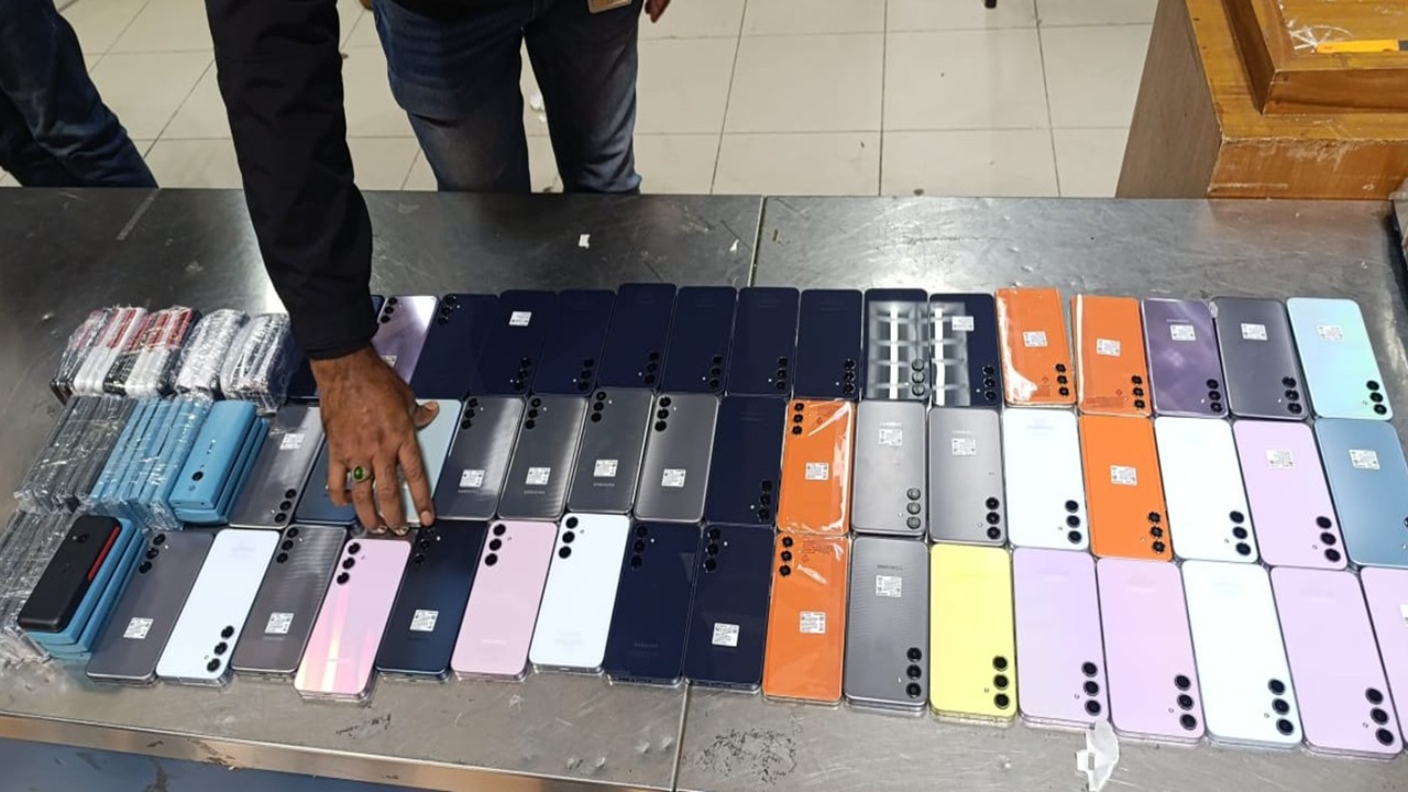চট্টগ্রামে বিমান থেকে বিপুল চোরাই মোবাইল ফোন উদ্ধার