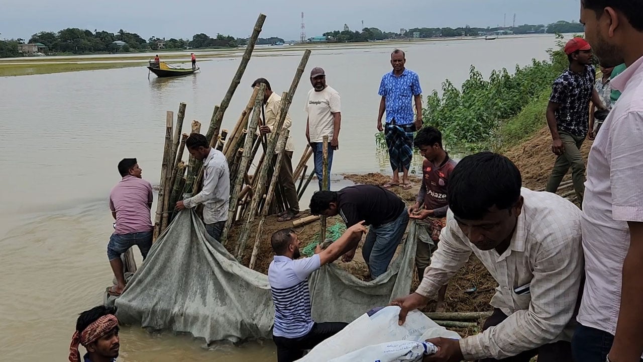 হাওরে সম্মিলিত চেষ্টায় বাঁধের ভাঙন নিয়ন্ত্রণে