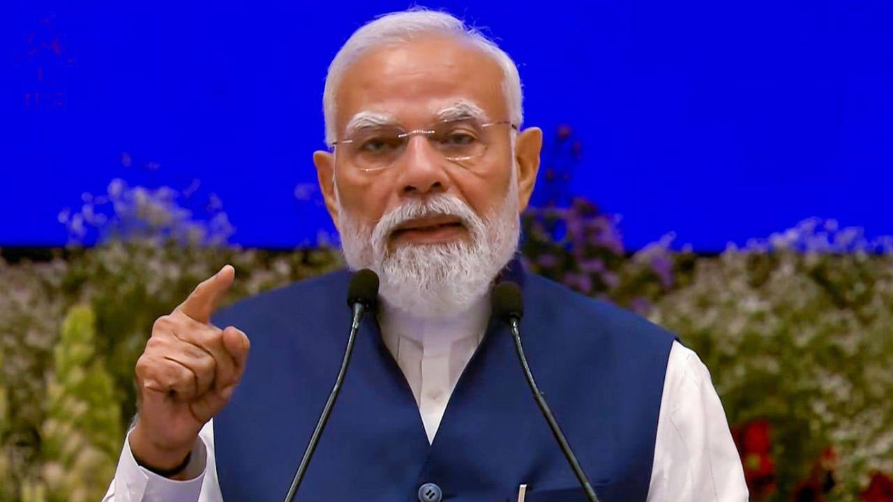 পুরস্কারের গন্ধ পেলেই ছুটে যান মোদি