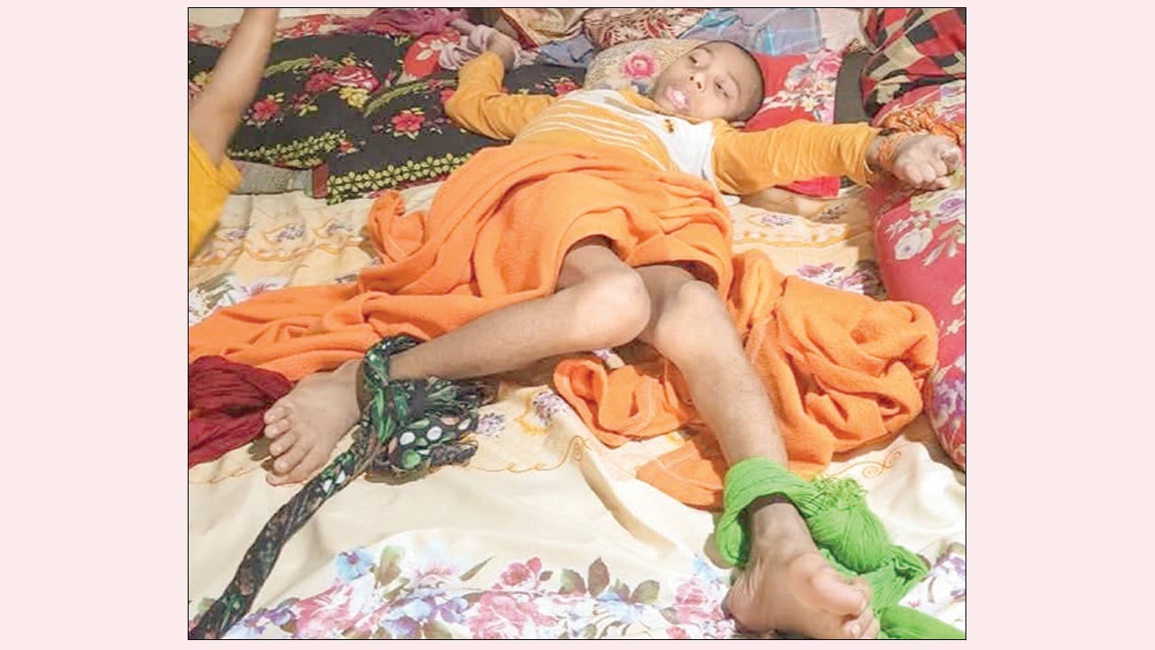 ১২ বছর ধরে হাত-পা বাঁধা প্রতিবন্ধী অভিজিৎ