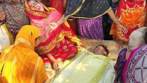 মহেশপুরে ড্রাগন বাগানের বৈদ্যুতিক ফাঁদে প্রাণ গেল কিশোরের