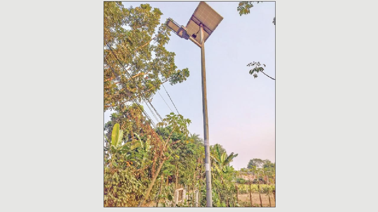 অনিয়ম-দুর্নীতিতে মুখ থুবড়ে পড়েছে মহেশপুরের সৌরবাতি প্রকল্প