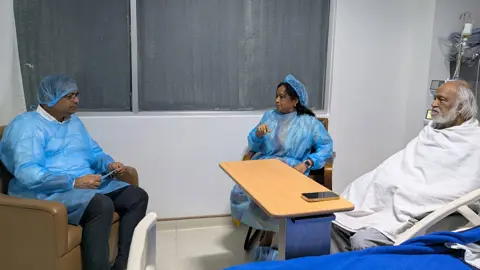 স্থানীয় সরকারমন্ত্রীকে দেখতে হাসপাতালে প্রতিমন্ত্রী মীর শাহে আলম
