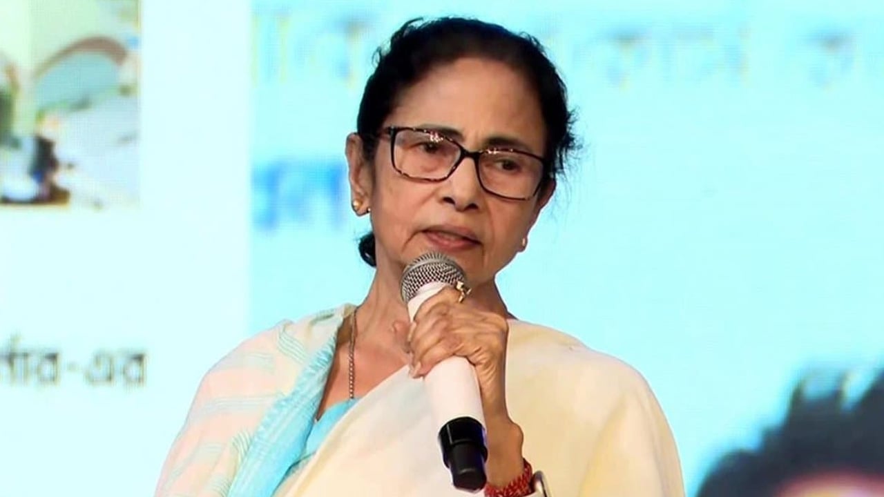ভেঙে দেওয়া হলো পশ্চিমবঙ্গের মন্ত্রিসভা, মমতা যুগের ইতি