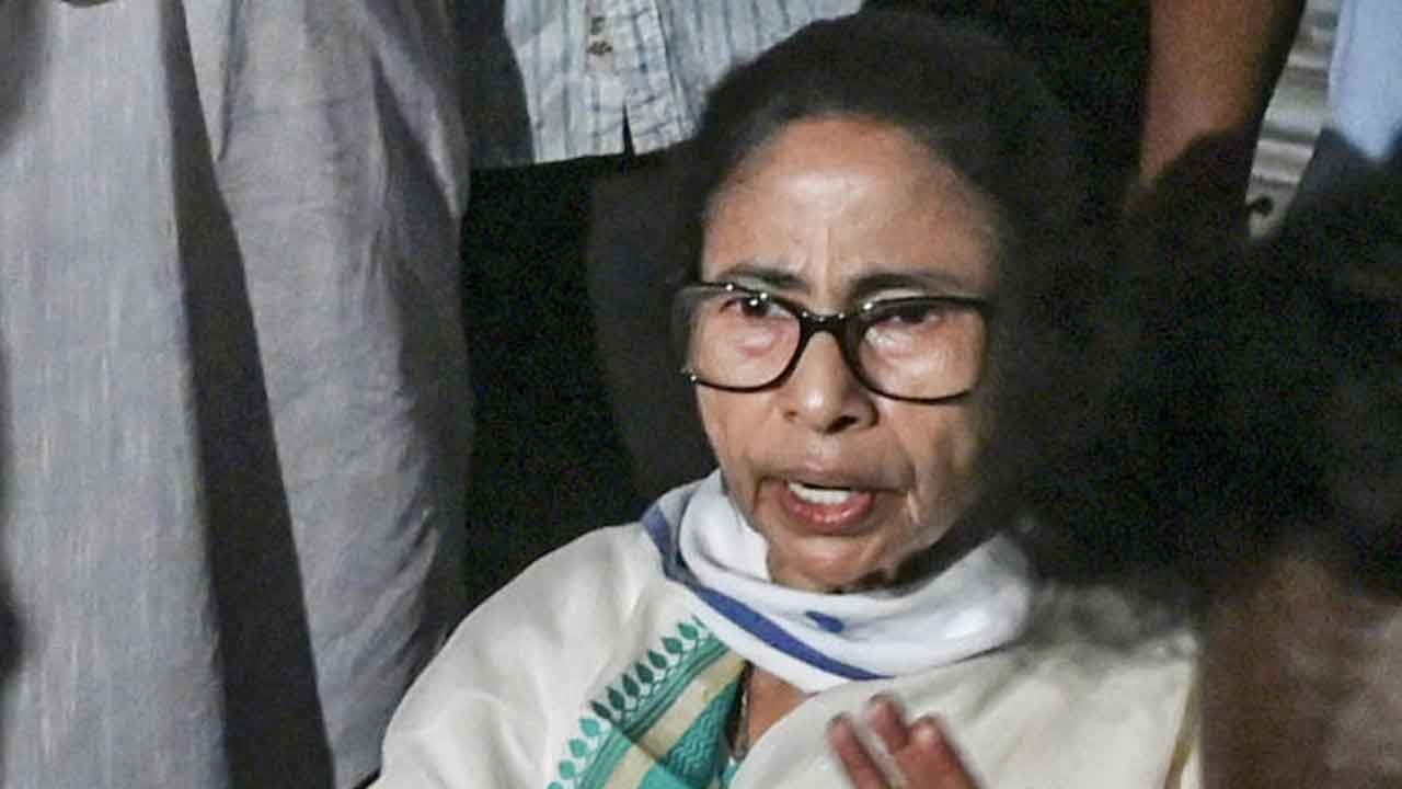 ভবানীপুরে মমতার গাড়ি লক্ষ্য করে ‘চোর-চোর’ স্লোগান