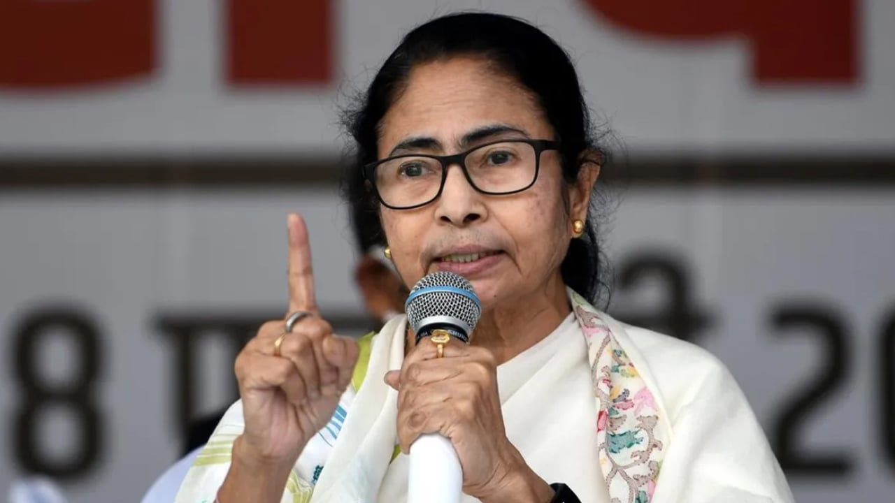 পশ্চিমবঙ্গে অবসরপ্রাপ্ত আমলাদের দপ্তরে প্রবেশে নিষেধাজ্ঞা