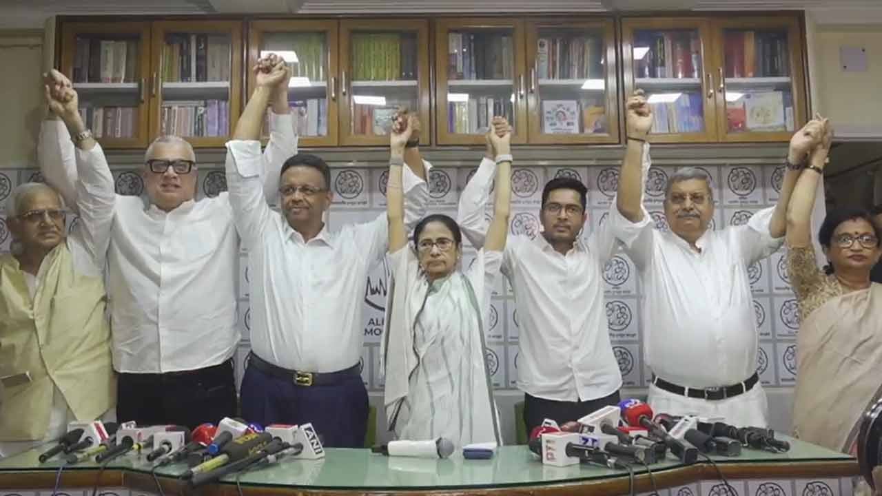 পদত্যাগ না করার ঘোষণা মমতার