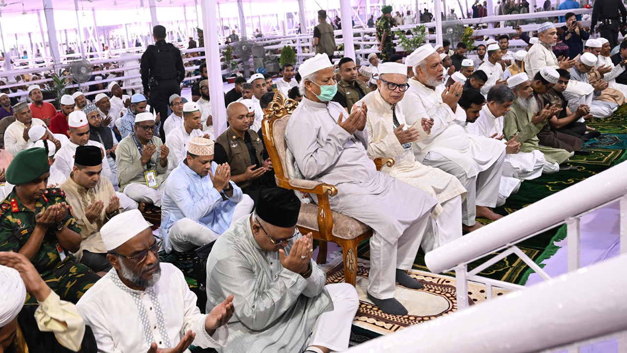 ঈদের নামাজ শেষে বিশেষ মোনাজাতে দেশ ও জাতির কল্যাণ কামনা
