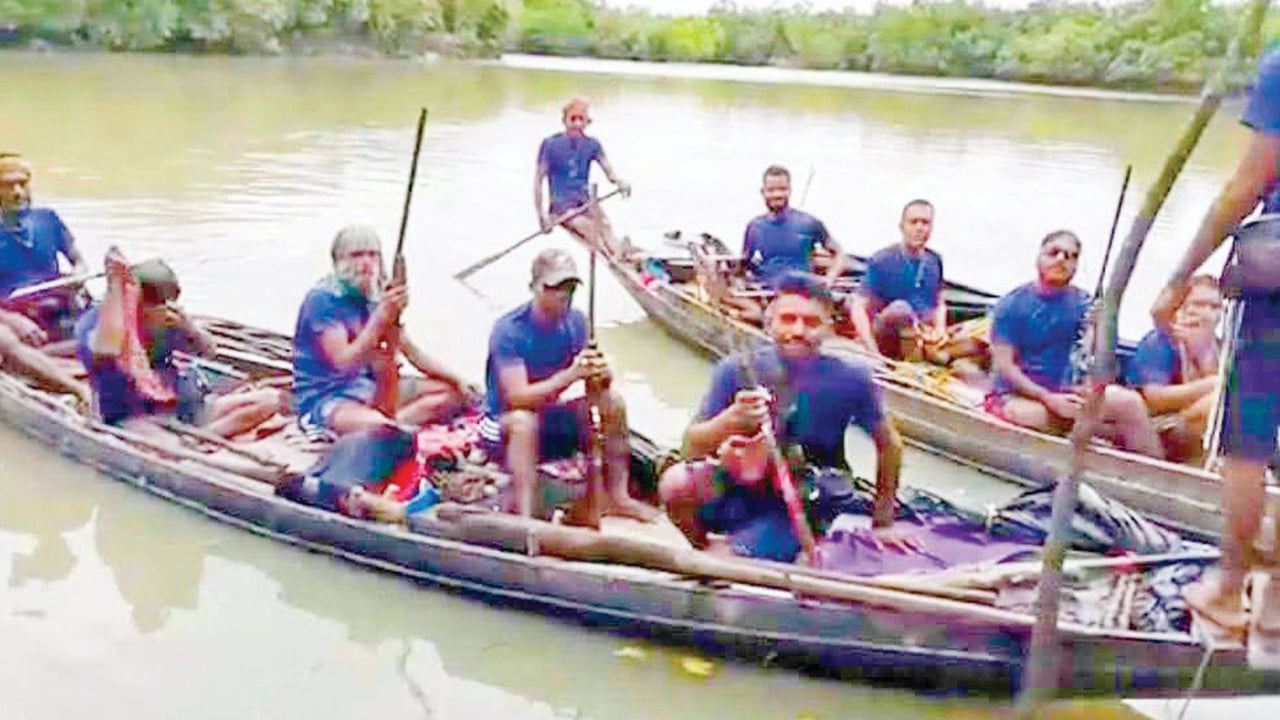 সুন্দরবনে মাথাচাড়া দিয়ে উঠেছে বনদস্যু বাহিনী