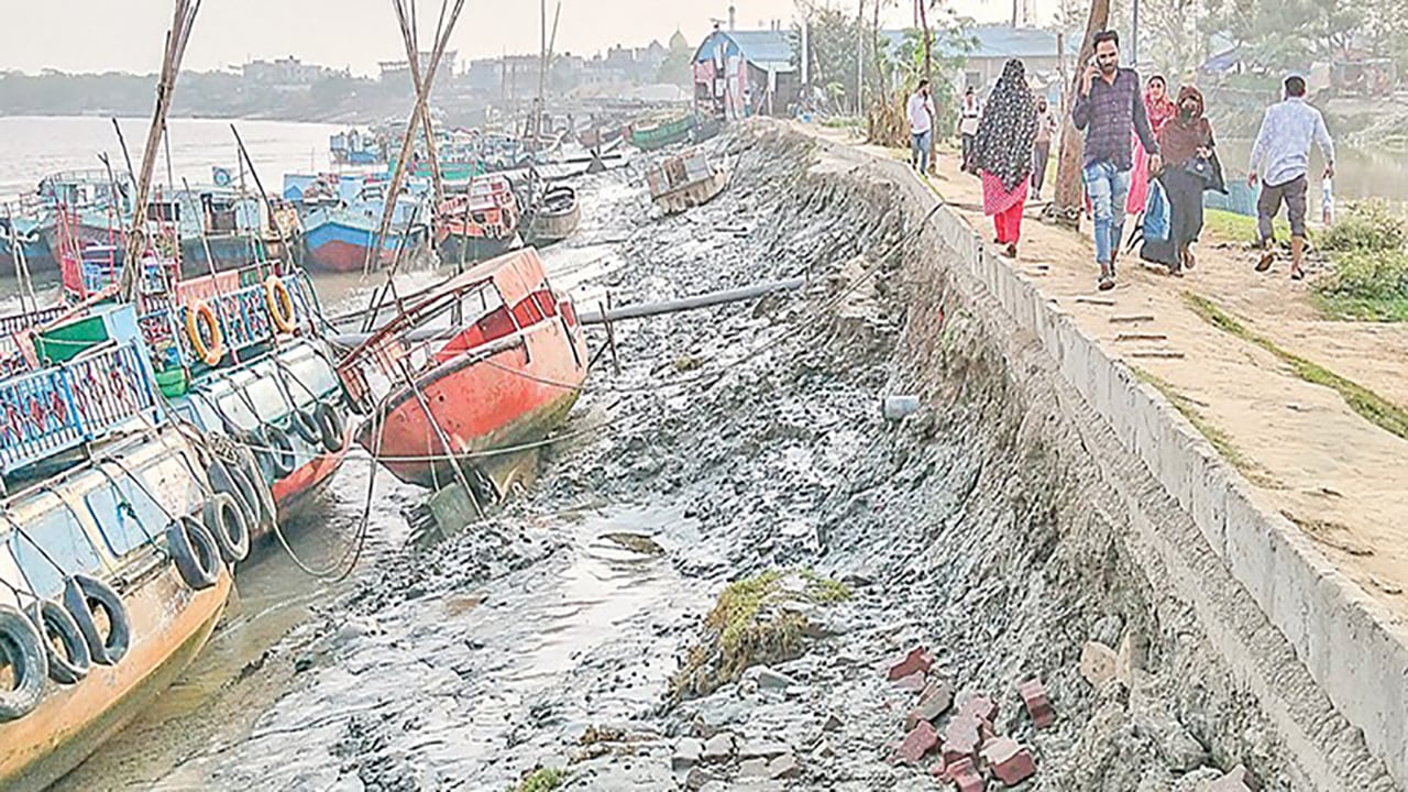 মোংলায় পশুর নদীভাঙনে বিলীন হচ্ছে মামারঘাট