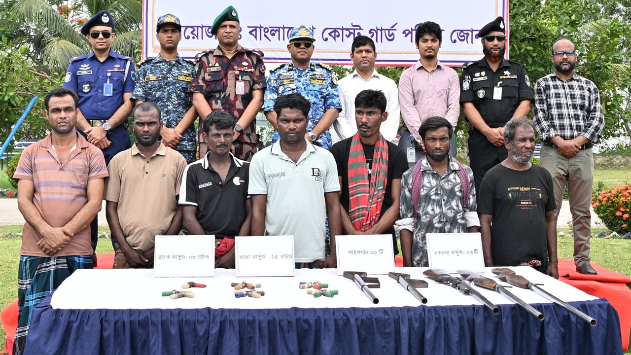 মোংলায় ‘ছোট সুমন বাহিনী’র প্রধানসহ সাত বনদস্যুর আত্মসমর্পণ